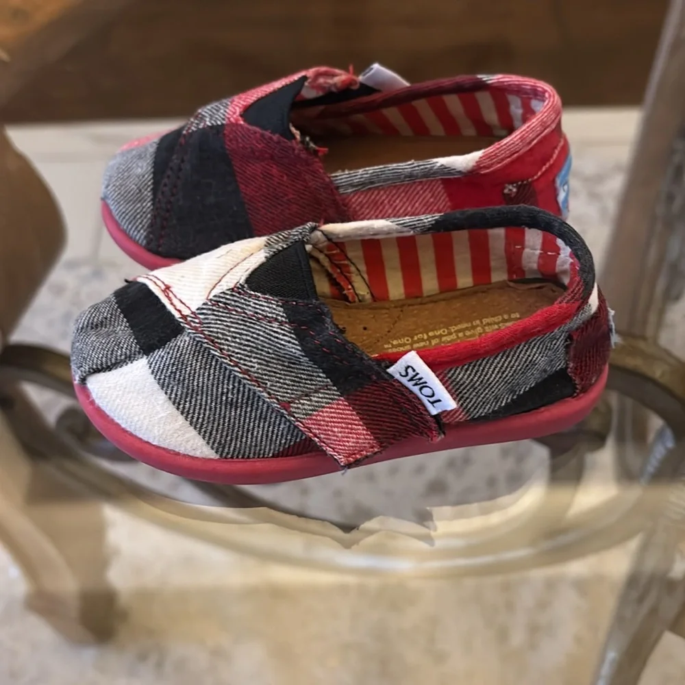 Kids/ toddler Tom’s! Size 5